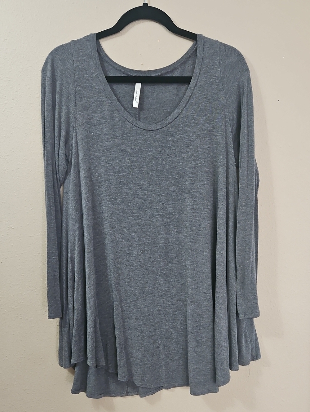 Flowy Scoop Neck Long Sleeve Tee in Heather Gray